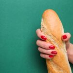 Ein Baguette in der Hand einer Frau